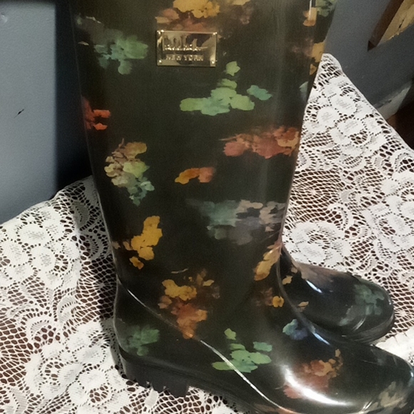 NWOT floral rain boots - Picture 4 of 5